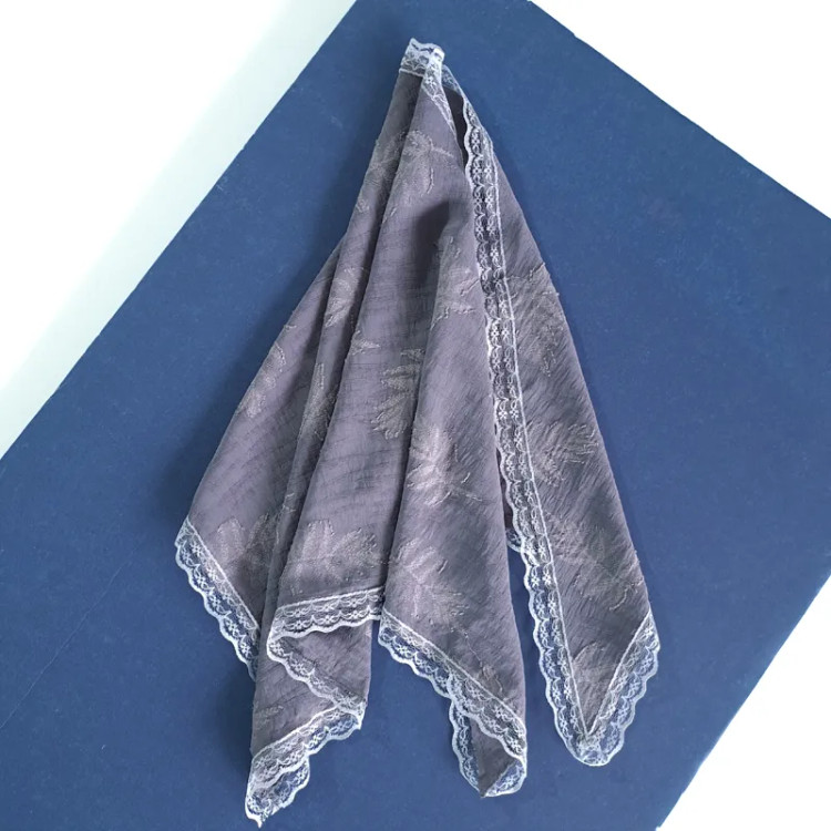 مینی اسکارف سه گوش طرح کاج رنگ طوسی دور تور دوزی شده ابعاد 120 در 80 سانتی متر
