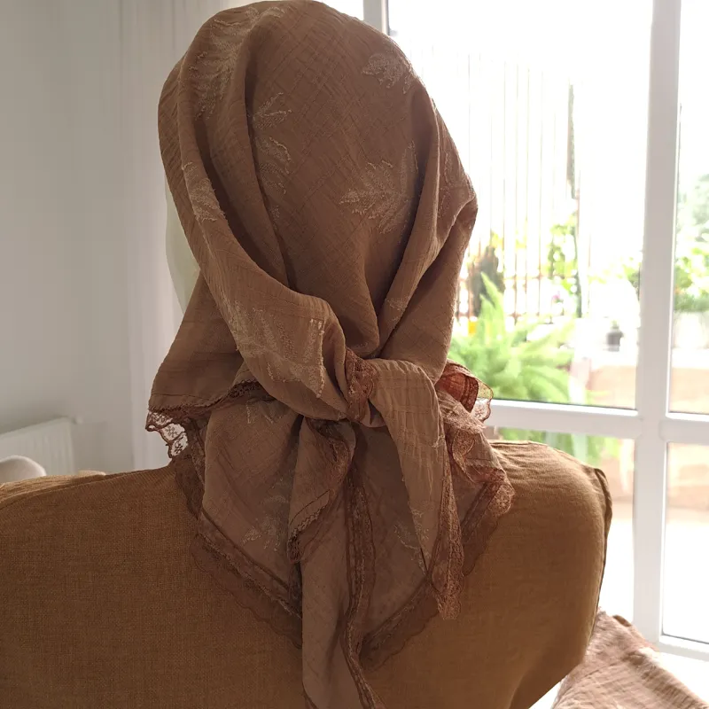 مینی اسکارف سه گوش طرح کاج رنگ طوسی دور تور دوزی شده ابعاد 120 در 80 سانتی متر